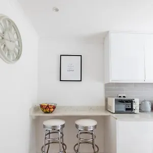 Gorgeous Modern Near Redhill Station Inc Private Garden & Parking Redhill (Surrey)
